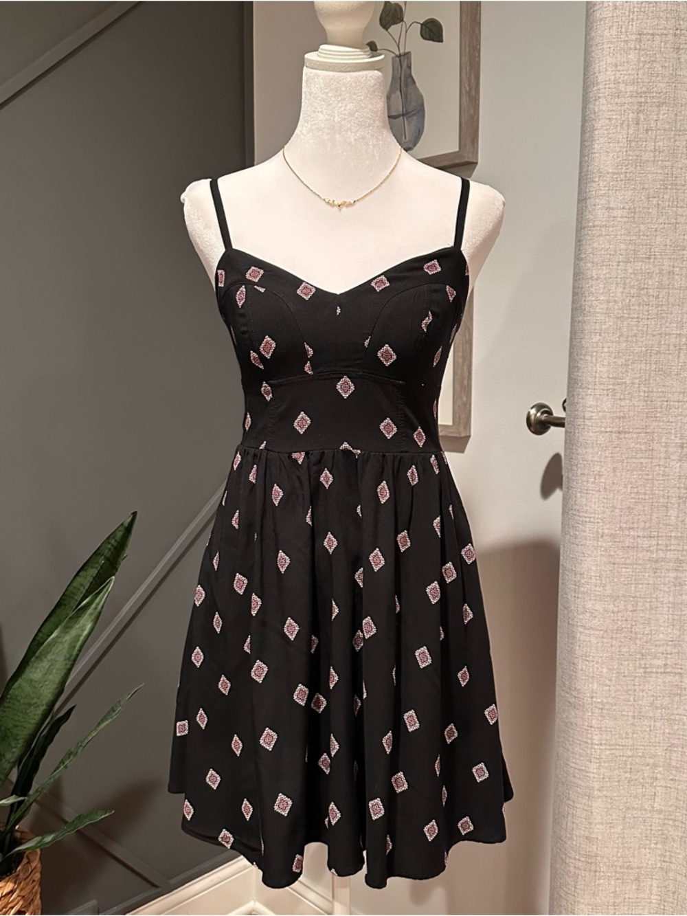 Express Coquette Black Spaghetti Strap Sweetheart Dress with Pink Diamond Print